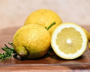 Limón para el acne en el pecho